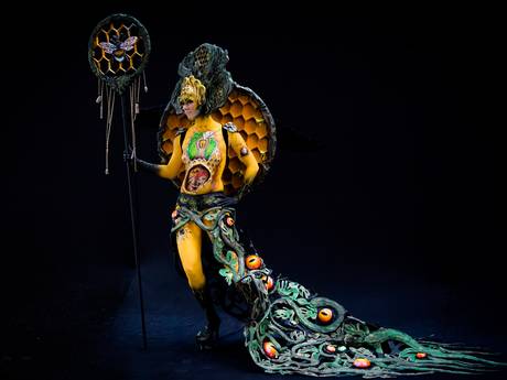 错综复杂的蜂巢细节使这一设计震慑人心