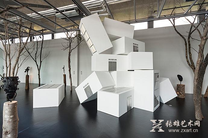 Elmgreen & Dragset《POWERLESS STRUCTURES, FIG. 429》（撮影：中村脩）