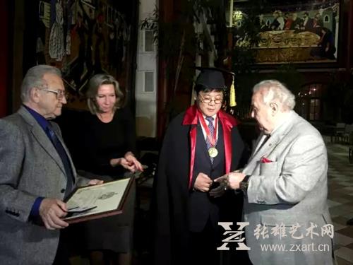 2015年9月15日，俄罗斯艺术科学院院长祖拉布·采列捷利在莫斯科向中国画家徐里授予该院荣誉院士称号