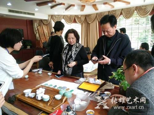 以藏会友：稀罕“宝贝”现身张雄书画院