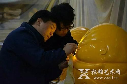 当代艺术家陈文钦正在创作