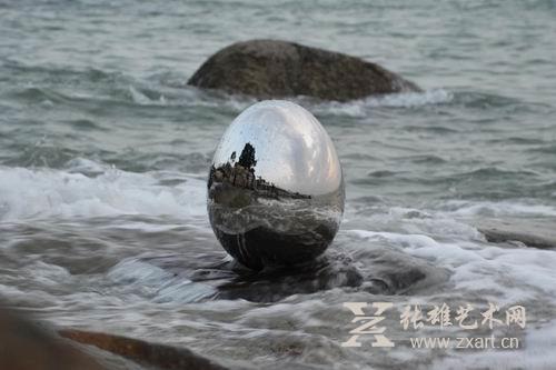 陈文钦作品《站立的蛋》
