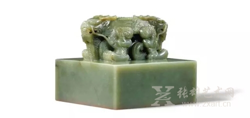 3304清乾隆　乾隆帝御宝青玉交龙钮方玺印文：太上皇帝之宝 估价：80,000,000 – 120,000,000港元／10,316,000 – 15,475,000美元